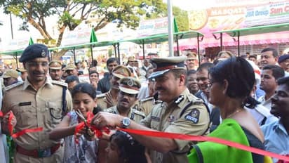 నుమాయిష్‌లో పోలీస్ స్టాల్ ప్రారంభించిన సీపీ అంజనీకుమార్ (ఫోటోలు)