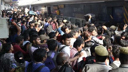 రైలు ఎక్కనివ్వలేదని..మహిళల రైలురోకో