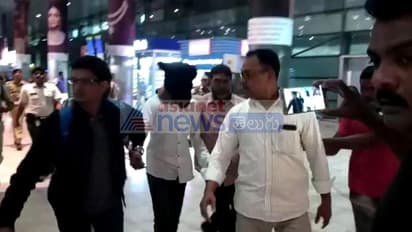 జగన్ పై దాడి: హైదరాబాద్ కు శ్రీనివాస రావు తరలింపు (ఫొటోలు)