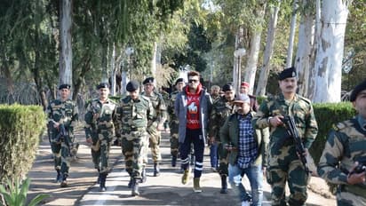 मनीष पॉल पहुंचे जवानों से मिलने जम्मू-कश्मीर, देखिए तस्वीरें