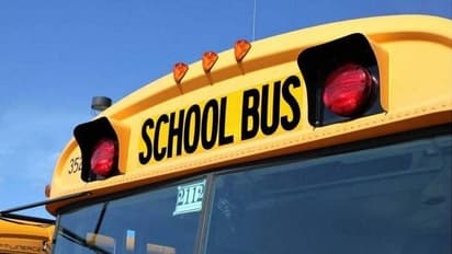 സ്കൂള്‍ ബസ് ഒരുമണിക്കൂര്‍ താമസിച്ചു, ഡ്രൈവറുടെ മൂക്കിടിച്ച് പരത്തി അമ്മ; അറസ്റ്റ്