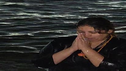 पीएम मोदी ने दी कुम्भ मेले शुभकामनाएं, केंद्रीय मंत्री स्मृति ईरानी लगाई संगम में डुबकी