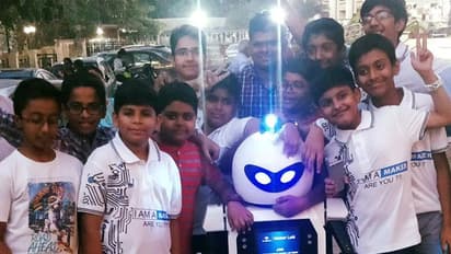 ട്രാഫിക് നിയന്ത്രണത്തിന് റോബോട്ട്, വികസിപ്പിച്ചത് ആറ് സ്കൂള് വിദ്യാര്ത്ഥികള് ചേര്ന്ന്