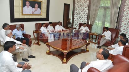 జగన్మోహన్ రెడ్డితో కేటీఆర్ భేటీ (ఫొటోలు)