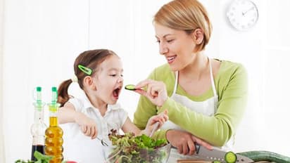 അമ്മമാർ അറിയാൻ; കുട്ടികൾക്ക് ഭക്ഷണം നൽകുമ്പോൾ ശ്രദ്ധിക്കേണ്ട ചിലത്