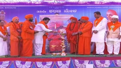 ಖಾದಿಧಾರಿಗಳ ಟಾಕ್ ವಾರ್ ಖಾವಿಧಾರಿಗಳು ಶುರುವಿಟ್ಟಾಗ..!