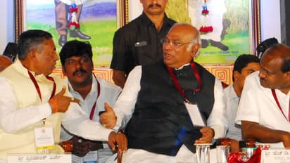 ವೇದಿಕೆಯಲ್ಲೇ ಹಿರಿಯ ಕಾಂಗ್ರೆಸಿಗರಾದ ಖರ್ಗೆ-ಮುನಿಯಪ್ಪ ಜಟಾಪಟಿ