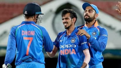 వైడ్ బంతికి ఆసిస్ బ్యాట్స్ మన్ బోల్తా...అంతా చాహల్, ధోని మాయ