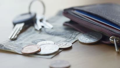 আপনার প্রিয় পুরনো ছেঁড়া পার্স বদলে দিতে পারে আপনার ভাগ্য, এনে দিতে পারে কোটি কোটি টাকা