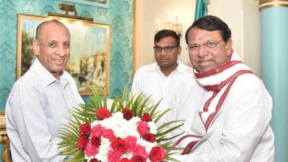 గవర్నర్ నరసింహన్ను కలిసిన అసెంబ్లీ స్పీకర్ పోచారం (ఫోటోలు)