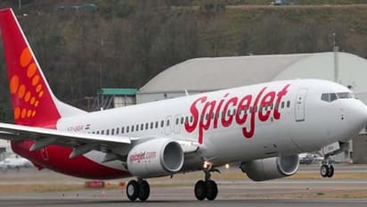 శంషాబాద్లో రెండు గంటలుగా నిలిచిపోయిన స్పైస్ జెట్.. ప్రయాణికుల్లో టీటీడీ జేఈవో