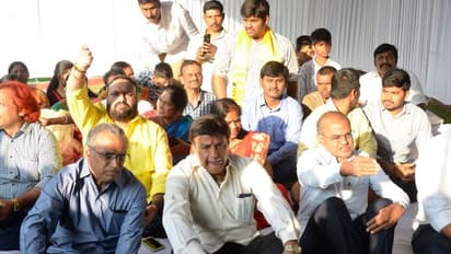 ఎన్టీఆర్ ఘాట్ వద్ద బాలయ్య, బ్రాహ్మణి, భువనేశ్వరి (ఫొటోలు)