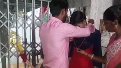 மரண படுக்கையில் தந்தை... கடைசி ஆசையை நிறைவேற்றுவதற்காக மருத்துவமனையில் திருமணம் செய்துகொண்ட மகன்..!