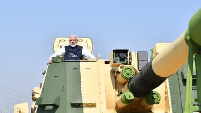 ...जब पीएम मोदी ने टैंक पर सवार होकर दिखाई  'मेक इन इंडिया' की धमक