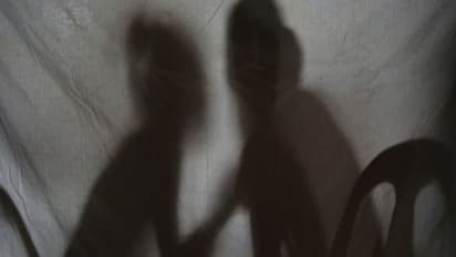 భర్తకు నిద్రమాత్రలిచ్చి హత్య.. స్మశానంలో బయటపడిన భార్య అక్రమ సంబంధం