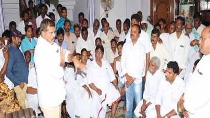 రాధా బాటలోనే మరో కీలక నేత: బుజ్జగిస్తున్న వైసీపీ