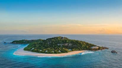 নারীদের প্রবেশ নিষেধ, পুরুষদের উলঙ্গ হয়েই মেলে যাওয়ার অনুমতী, কোথায় এই রহস্যময় দ্বীপ