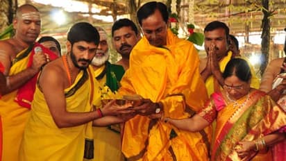 హ్యాట్రిక్ కోసం కేసీఆర్: ఫామ్హౌస్ లో రాజశ్యామల యాగం, సెంటిమెంట్ ఫలించేనా?