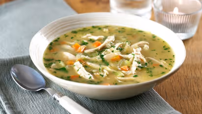 Chicken Noodle Soup Recipe: এই স্যুপ যেমন লোভনীয় তেমন স্বাস্থ্যকরও, দেখে নিন সহজ রেসিপি