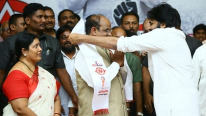 జనసేనాని పవన్ కళ్యాణ్ సమక్షంలో పార్టీలో చేరిన ఆకుల సత్యనారాయణ (ఫోటోలు)