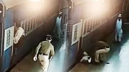 ఫైన్ కట్టమన్నందుకు మహిళా టీటీఐని రైలు నుంచి తోసేసిన దుండగులు