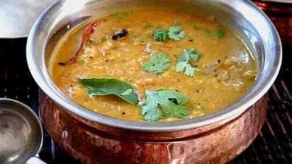 பேச்சிலர் சமையல் : 15 நிமிடத்தில் சுவையான வெங்காய சாம்பார்.. ரெசிபி இதோ!