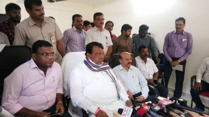 మాజీలు వెంటనే క్వార్టర్స్ ఖాళీ చేయాలి: పోచారం