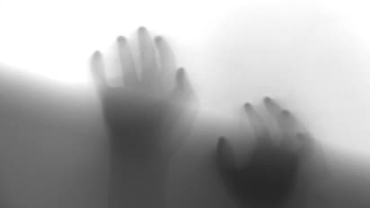 ఆమెను పదేళ్లుగా ఇంటిలోనే నిర్బంధించారు.. చివరికి ఇలా విడుదల.. షాకింగ్ ఘటన వెలుగులోకి