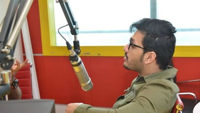 ఫొటోస్: రేడియో మిర్చితో అఖిల్ ముచ్చట్లు