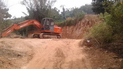 സര്ക്കാര് ഉത്തരവ് കാറ്റില്പ്പറത്തി പീച്ചിഡാമിന് സമീപത്തെ മുളയം കുന്നില് മണ്ണെടുപ്പ്; ഉദ്യോഗസ്ഥരുടെ ഒത്താശ