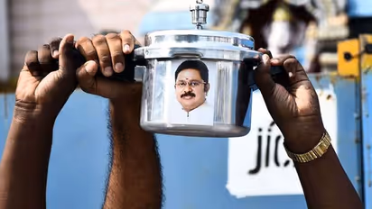 அமமுகவுக்கு குக்கர் சின்னம் ஒதுக்கீடு.. இந்த முறை குக்கர் மக்கர் செய்யுமா? விசிலடிக்குமா?