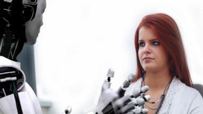 ഒന്ന് സംസാരിക്കാമെന്ന് വച്ചാല്‍ ഇടയില്‍ കയറുന്ന റോബോട്ട്!