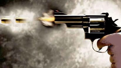 బుల్లెట్ దిగినా కూతురును పరీక్షా కేంద్రంలో దించిన తండ్రి