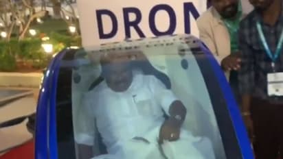 அஜித்தின் டிரோன் டாக்ஸியில் அமர்ந்து பார்த்த ஜெயகுமார் !! இவ்வளவு திறமைசாலியான்னு பாராட்டு …