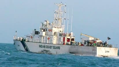കേരള തീരത്തോട് ചേർന്ന് കടലിൽ ശ്രീലങ്കൻ ബോട്ട്: കോസ്റ്റ് ഗാർഡ് കസ്റ്റഡിയിലെടുത്തു