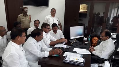 సర్వేల పేరుతో వైసిపిని దెబ్బ తీసే కుట్ర: బొత్స ఫిర్యాదు