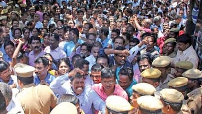 4000 அரசுப்பள்ளிகளை இழுத்து மூட திட்டமா..?? அதிர்ச்சியில் உறைந்த அரசுப் பள்ளி ஆசிரியர்கள்..!!