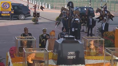 पीएम मोदी पहुंचे अमर जवान ज्योति, शहीदों को अर्पित किया पुष्पचक्र