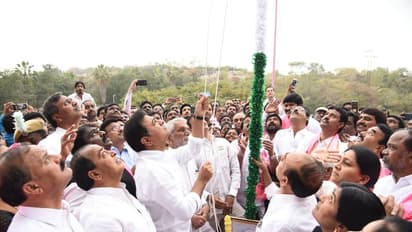 తెలంగాణ భవన్లో జాతీయ జెండా ఎగురవేసిన కేటీఆర్... (వీడియో)