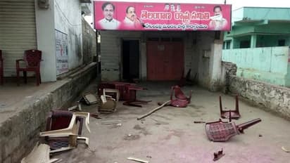 ఉద్రిక్తత...టీఆర్ఎస్ కార్యాలయంపై కాంగ్రెస్ నాయకుల దాడి