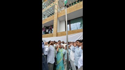 వైసిపి గణతంత్ర వేడుకల్లో వైఎస్ జగన్ (ఫొటోలు)