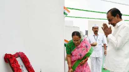 కేసీఆర్: ప్రగతి భవన్ లో వేడుకలు, అమరవీరులకు నివాళి (ఫొటోలు)