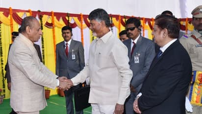 గణతంత్ర వేడుకలు: గవర్నర్ తో చేతులు కలిపిన బాబు (ఫొటోలు)