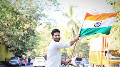 70वां गणतंत्र: बॉलीवुड में दिखा देशभक्ति का जज्बा, तिरंगा लहराते दिखे विक्की कोशल