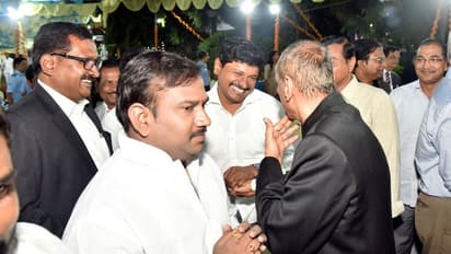 ఎట్ హోంలో కేసీఆర్: పవన్ తో ముచ్చట్లు, జానాతో కౌగలింత