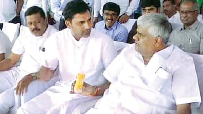 ಗಣರಾಜ್ಯೋತ್ಸವದಲ್ಲಿ ರೇವಣ್ಣ, ಪ್ರೀತಂ ವಾಗ್ವಾದ