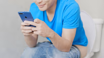 সাবধান, বাথরুমে গিয়েও মোবাইল ঘাটছেন, শরীরে বাসা বাঁধছে ভয়ঙ্কর প্রাণঘাতী রোগ