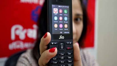 రికార్డ్స్ బ్రేక్: స్మార్ట్ ఫోన్ల కంటే‘జియో’పైనే మోజు!