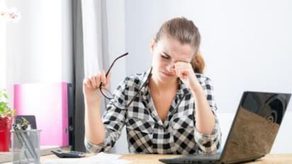 দীর্ঘক্ষণ কম্পিউটারের সামনে বসে কাজ! বাড়ি ফিরে নিন চোখের যত্ন