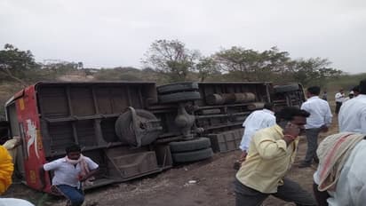 ಅಡ್ಡ ಬಂದ ಅಜ್ಜನ ಉಳಿಸಲು ಹೋಗಿ ಬಸ್ ಪಲ್ಟಿ: ಮಹಿಳೆ ಸಾವು!